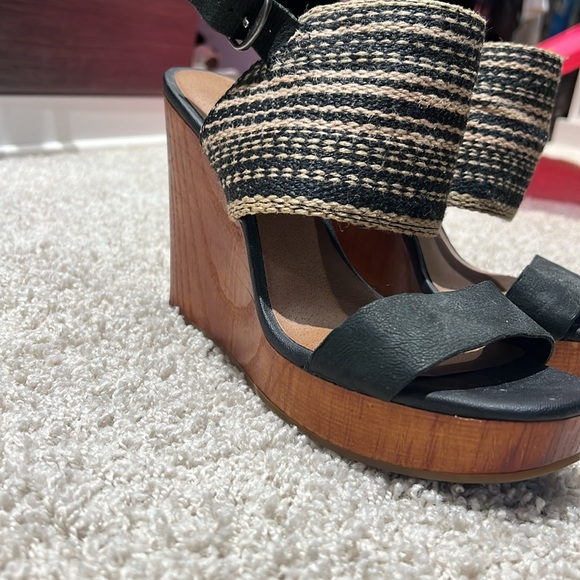 Lucky brand heels size 7.5 worn few times. Super cute summer wedge - Picture 3 of 3